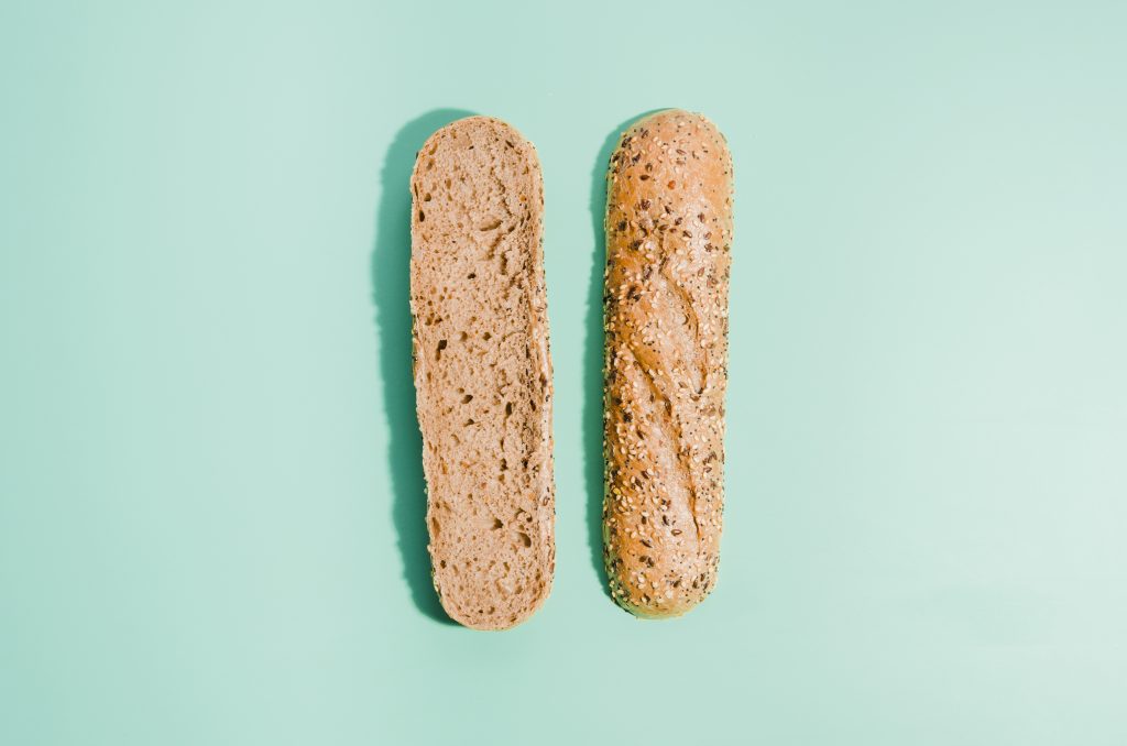 La denominación "pan integral" exigirá que el 100% de la harina empleada sea integral.